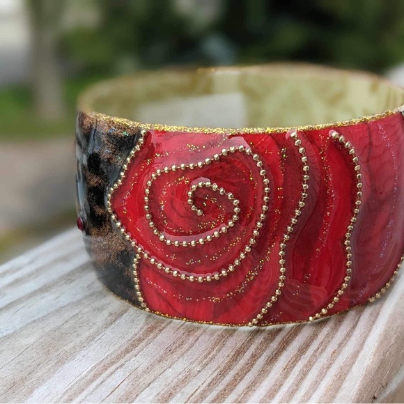 Vintage Cold Enamel Red Rose Damask Pattern Bangle with Gold Trim - Picture 13 of 16